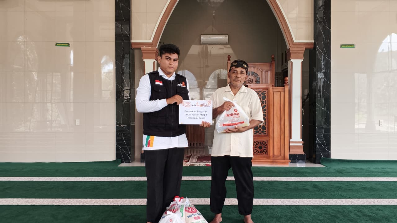 Melalui Program Back to Masjid, Lazismu Salurkan Bantuan untuk Marbot Terdampak Banjir