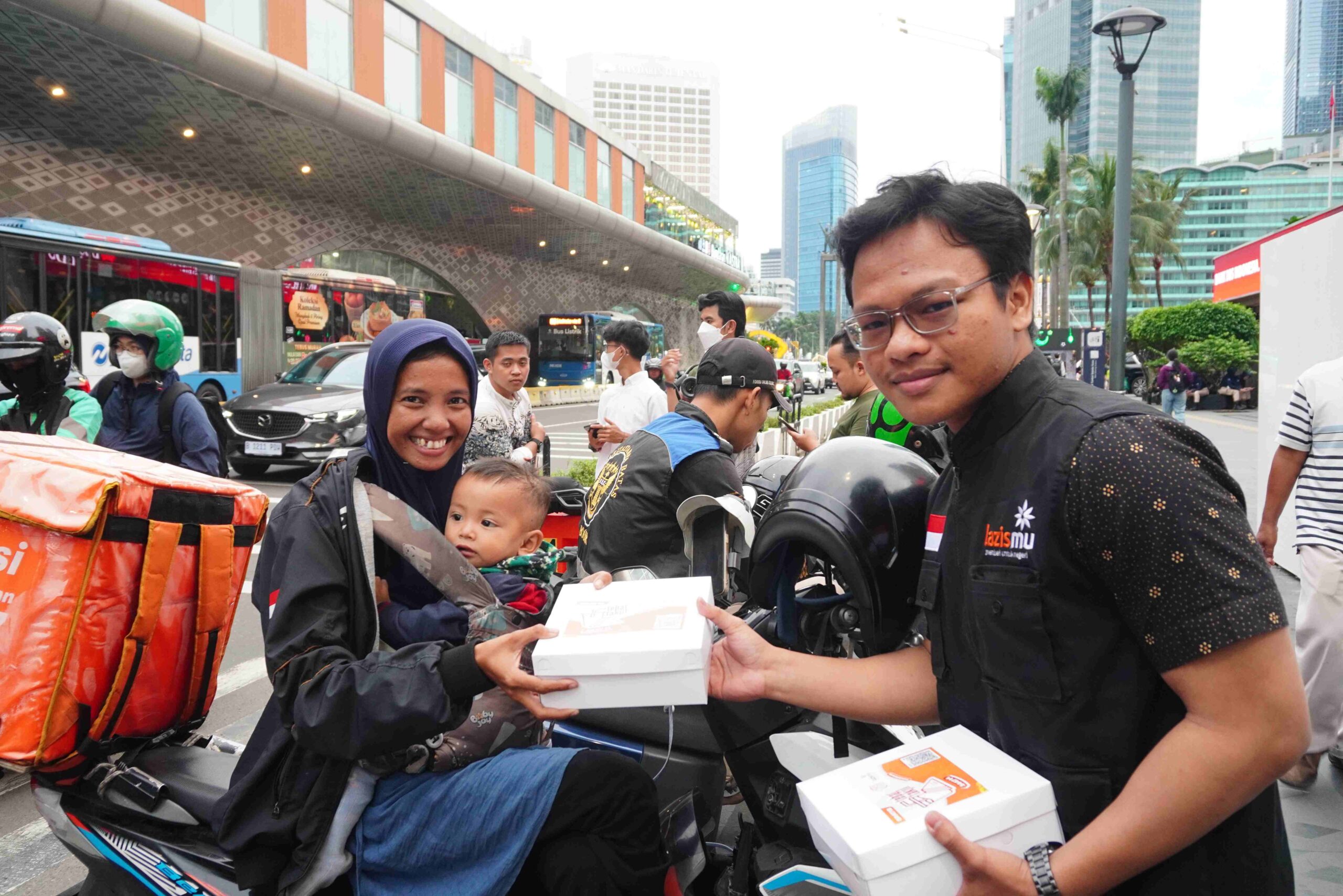 Masih Bergiat Kerja, Penguna Jalan Nikmati Berbuka Puasa dengan Ratusan Paket Tebar Takjil di Kawasan Bundaran HI