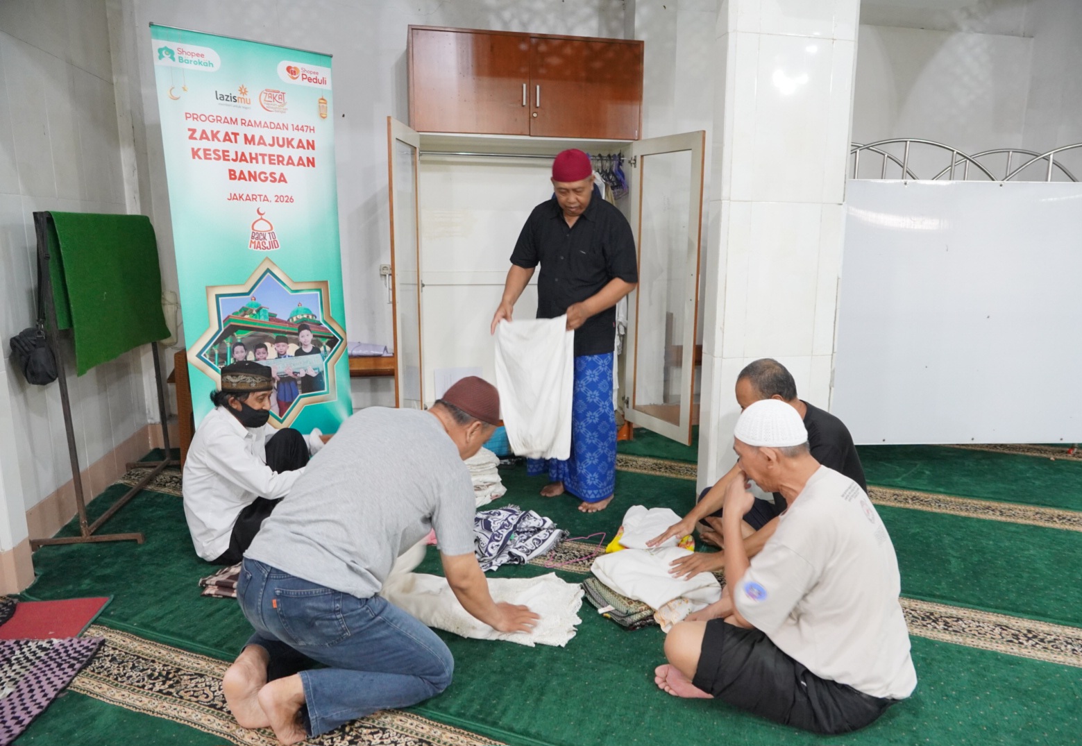 Berkah Ramadan, Warga Gotong Royong Makmurkan Masjid Peduli Jamaah