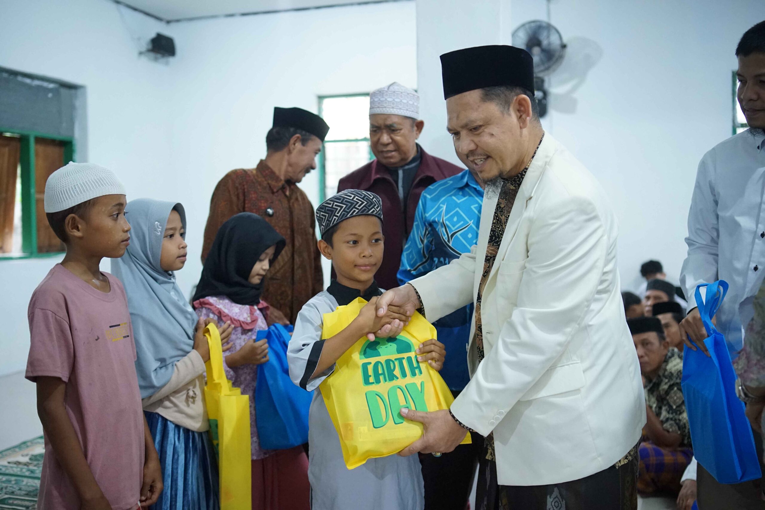 Dari Obrolan Singkat Menjadi Senyum Anak Yatim di Bantaeng