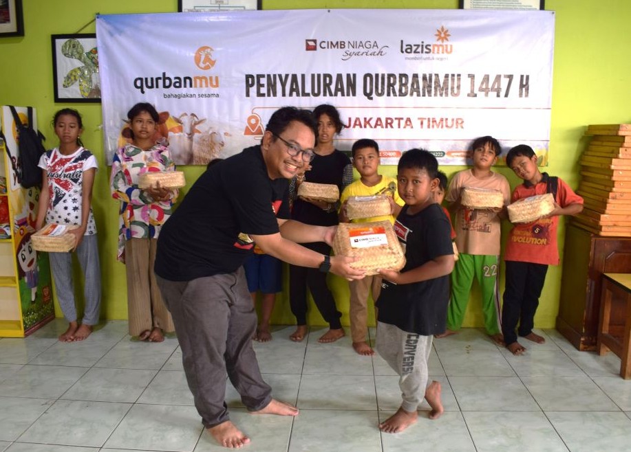 Sinergi Lazismu - CIMB Niaga Syariah Salurkan Ratusan Paket Daging Kurban untuk Pemulung dan Warga Bantaran Kali Ciliwung