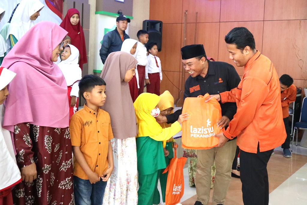 Kado Kemerdekaan untuk Yatim Duafa, Lazismu Pekanbaru Salurkan 86 Paket School Kit